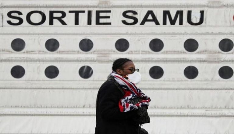 امرأة تضع كمامة في فرنسا - رويترز