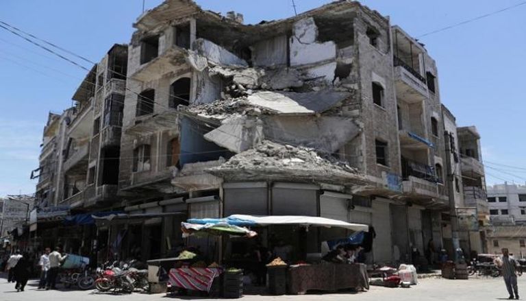 مبنى مدمر بمدينة إدلب السورية - رويترز