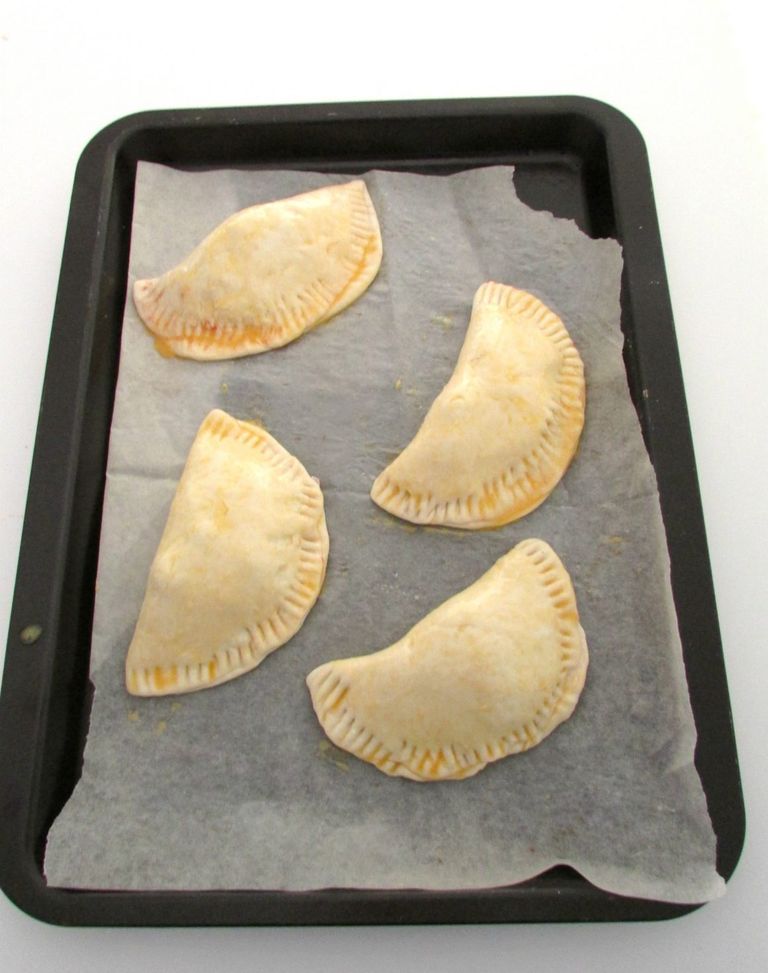 الكالزوني باللحم المفروم والسبانخ والمشروم أم تعد مخبوزات مع أطفالها في المنزل