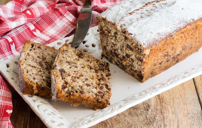 كعكة الموز والجوز أم تعد مخبوزات مع أطفالها في المنزل