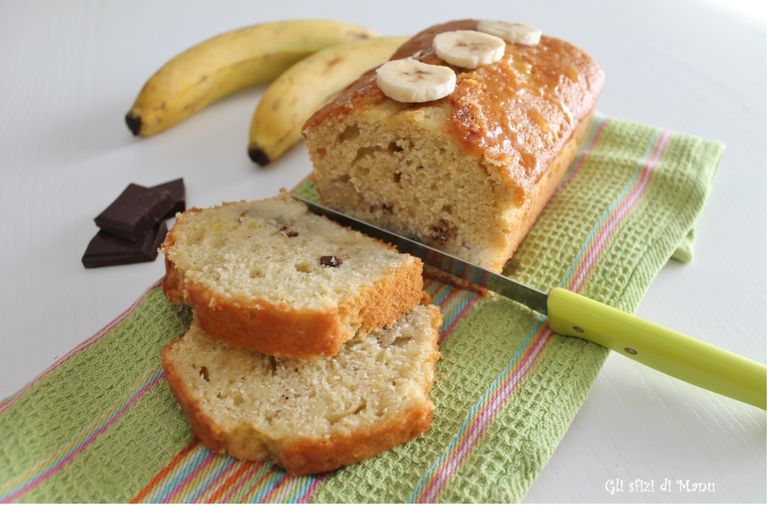 كعكة الموز والجوز أم تعد مخبوزات مع أطفالها في المنزل