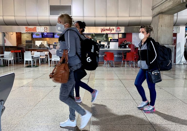 3 فتيات يضعن أقعنة وجه للوقاية من كورونا