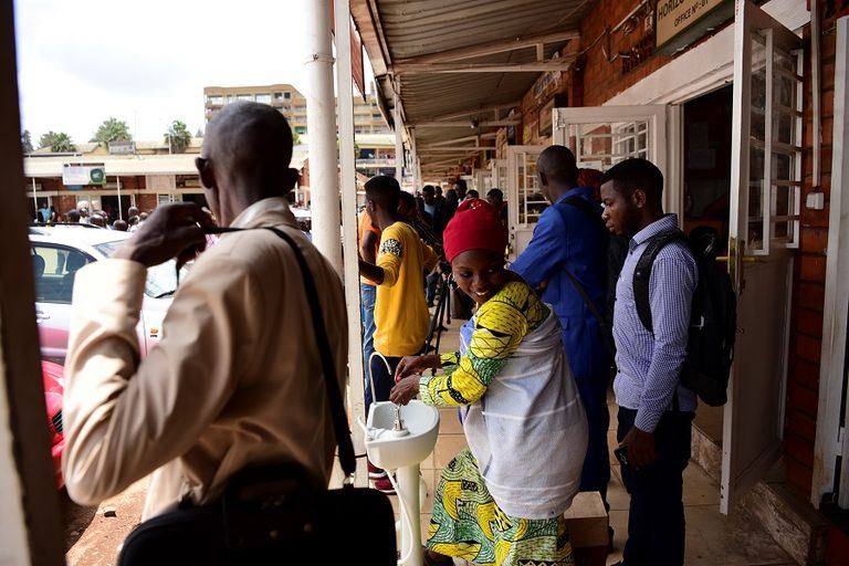 محطة عامة لغسل اليدين كإجراء احترازي ضد فيروس كورونا في رواندا