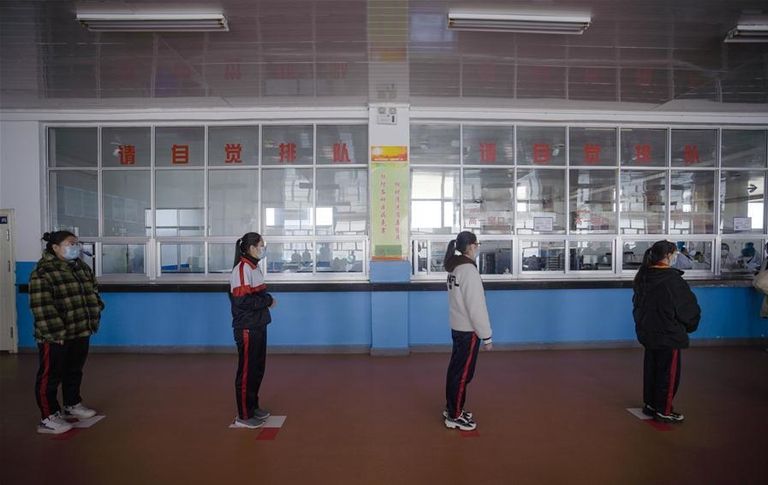 طالب صيني يرتدي كمامة ضمن الإجراءات الاحترازية لمواجهة كورونا