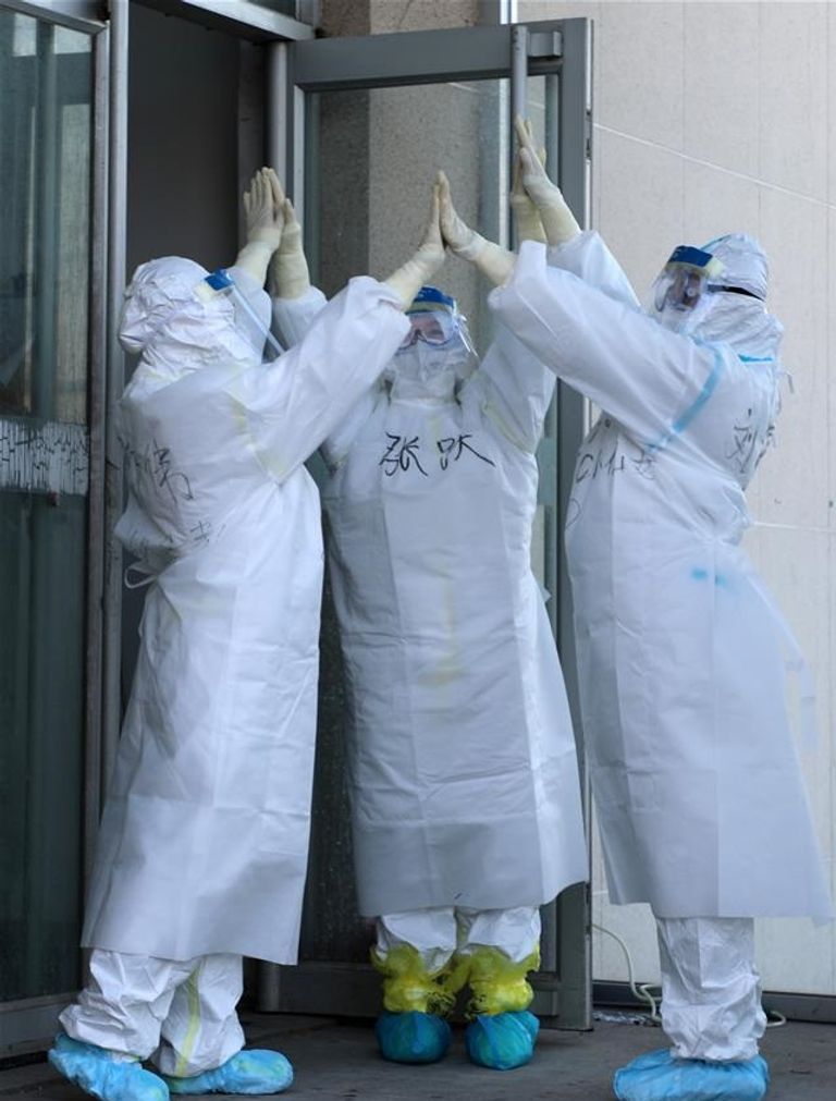 آخر مريض متعافى من كورونا يقدم باقة ورود لطبيبة