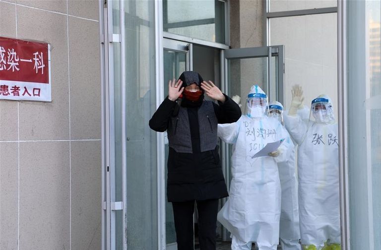 آخر مريض متعافى من كورونا يقدم باقة ورود لطبيبة