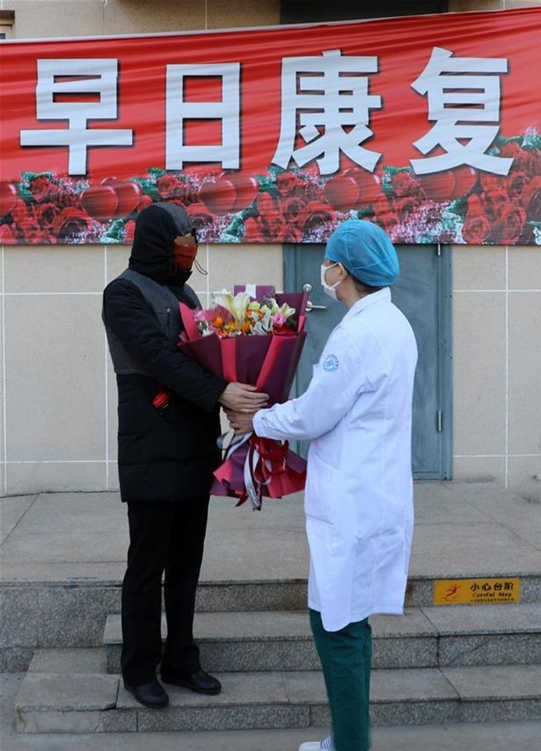 آخر مريض متعافى من كورونا يقدم باقة ورود لطبيبة