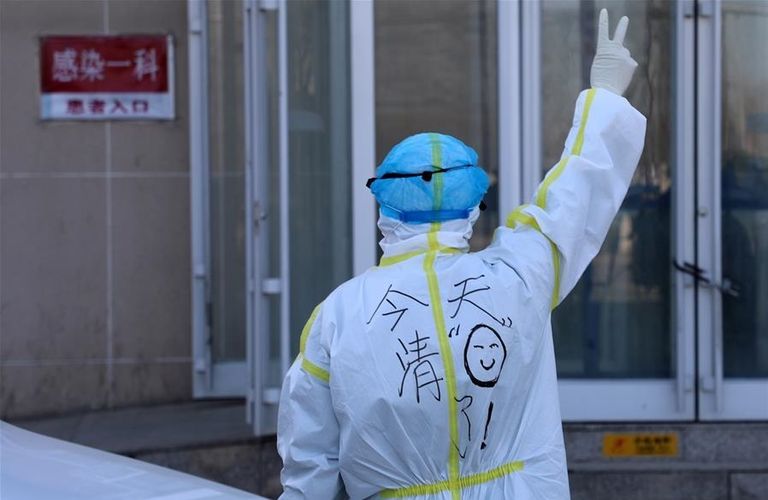 آخر مريض متعافى من كورونا يقدم باقة ورود لطبيبة