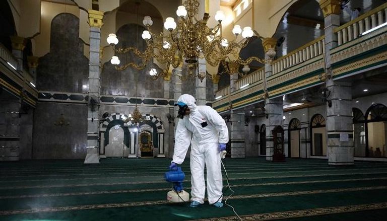 تطهير المساجد وأماكن التجمع في المغرب لمواجهة كورونا