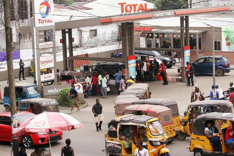 رجلان يرتديان كمامات طبية للوقاية من كورونا