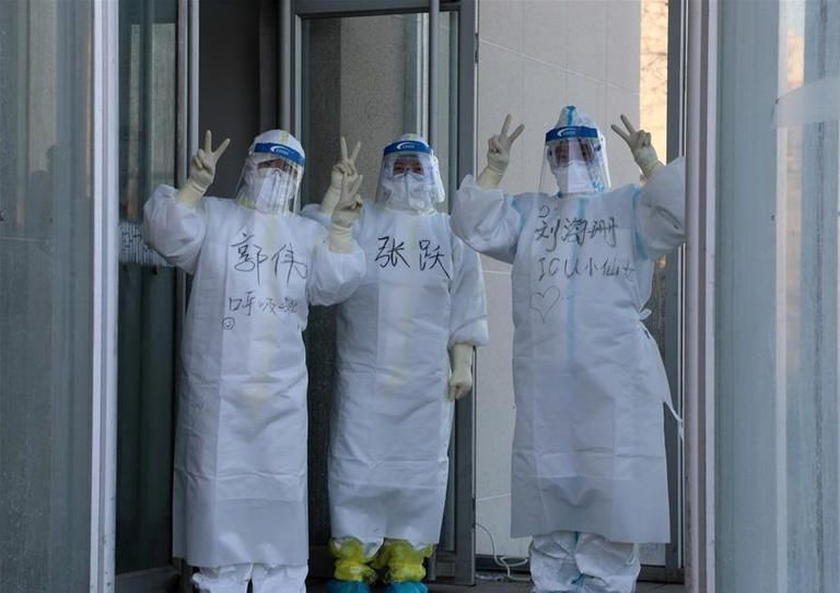 مصاب بفيروس كورونا يغادر المستشفي عقب شفاءه - أ.ف.ب