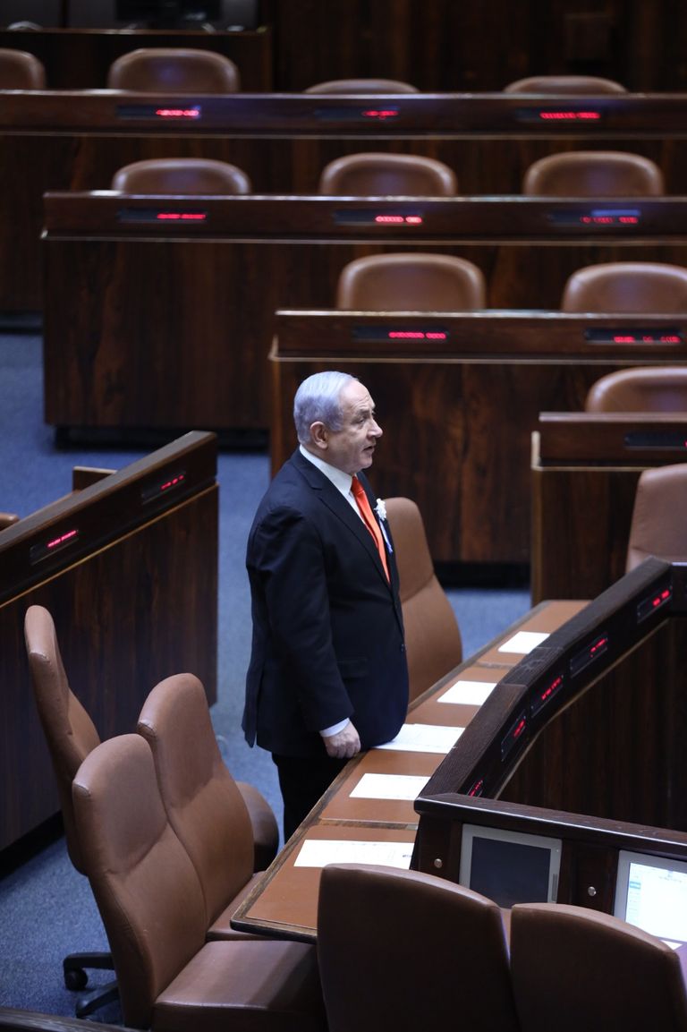 نتنياهو وجانتس خلال مراسم أداء القسم