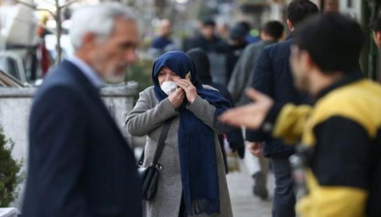 إيرانية ترتدي كمامة وسط مخاوف من كورونا - أرشيفية