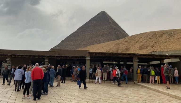 عدد من السياح داخل منطقة الأهرامات بالجيزة