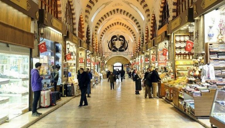 البائعون في السوق المصرية بإسطنبول ينتظرون المشترين