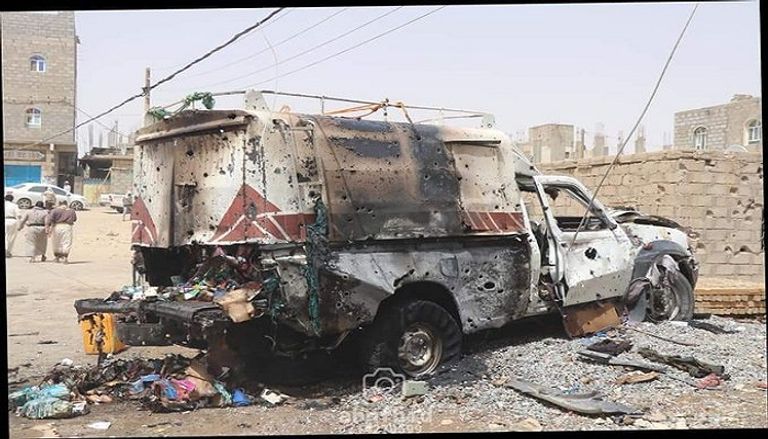 أثار الدمار الذي خلفته صواريخ الحوثي بمأرب سيارة متفحمة نتيجة لصواريخ الحوثي بمأرب