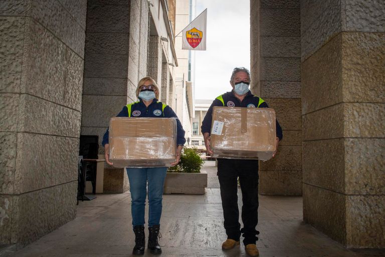 روما يتبرع بالأقنعة الطبية الأقنعة الطبية