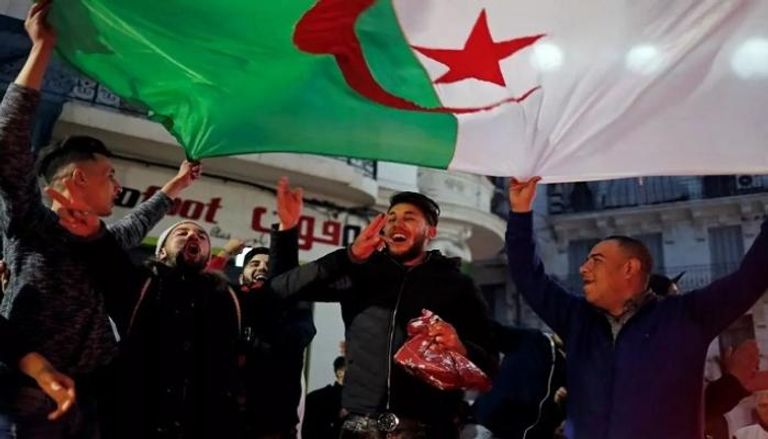 الجزائريون بين الصدمة والسخرية من توالي الأحداث السلبية على بلادهم