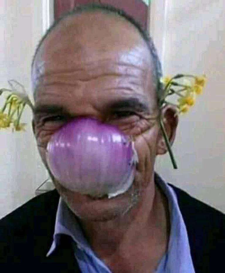 صور سخرية الجزائريين من وباء كورونا الجزائريون بين الصدمة والسخرية من توالي الأحداث السلبية على بلادهم