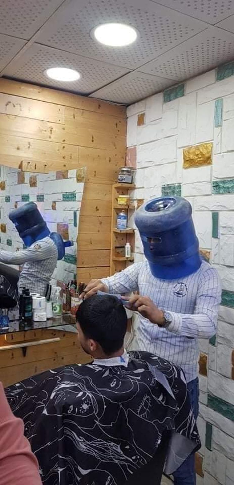 صور سخرية الجزائريين من وباء كورونا الجزائريون بين الصدمة والسخرية من توالي الأحداث السلبية على بلادهم