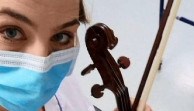 الممرضة سيلفيا جالاسو في صورة لها أثناء عزف الكمان