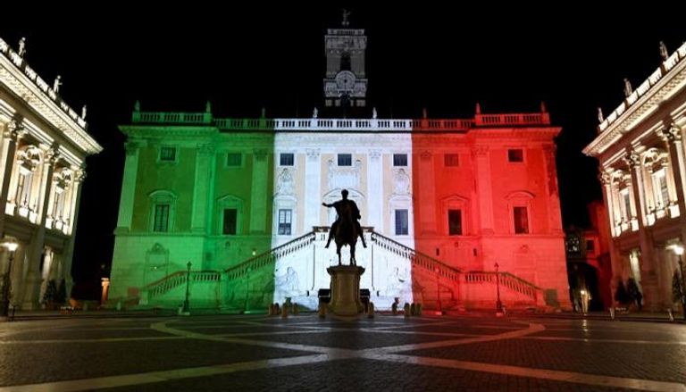 إضاءة مبنى البلدية بروما بألوان علم إيطاليا لإظهار التضامن مع البلاد