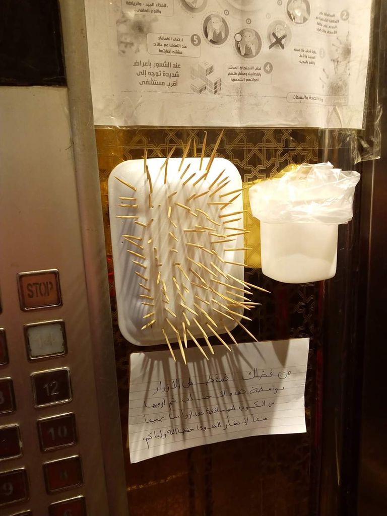 فتاة مصرية تعقم يديها قبل التسوق بمتجر