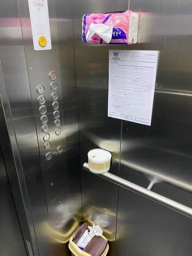 فتاة مصرية تعقم يديها قبل التسوق بمتجر