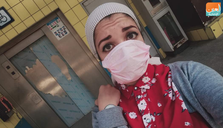 فتاة مصرية تعقم يديها قبل التسوق بمتجر