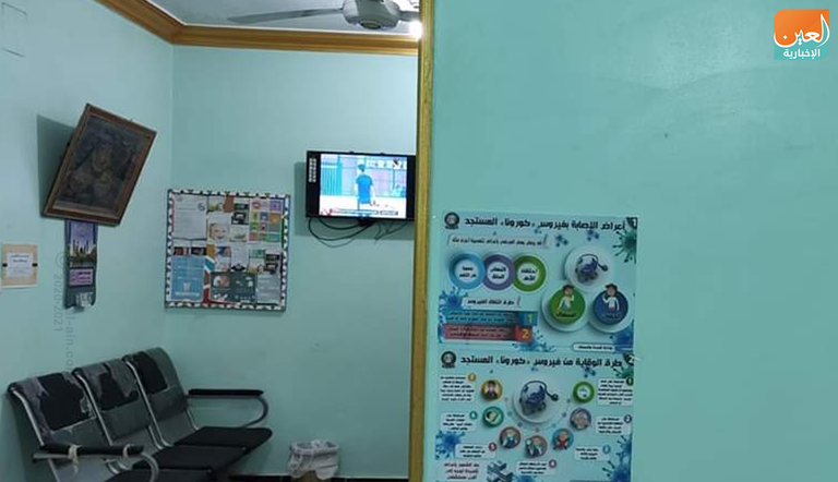 فتاة مصرية تعقم يديها قبل التسوق بمتجر