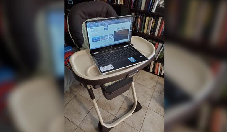 كرسي الطفل المرتفع يتحول للمكتب  في ظل انتشار فيروس كورونا الجديد
