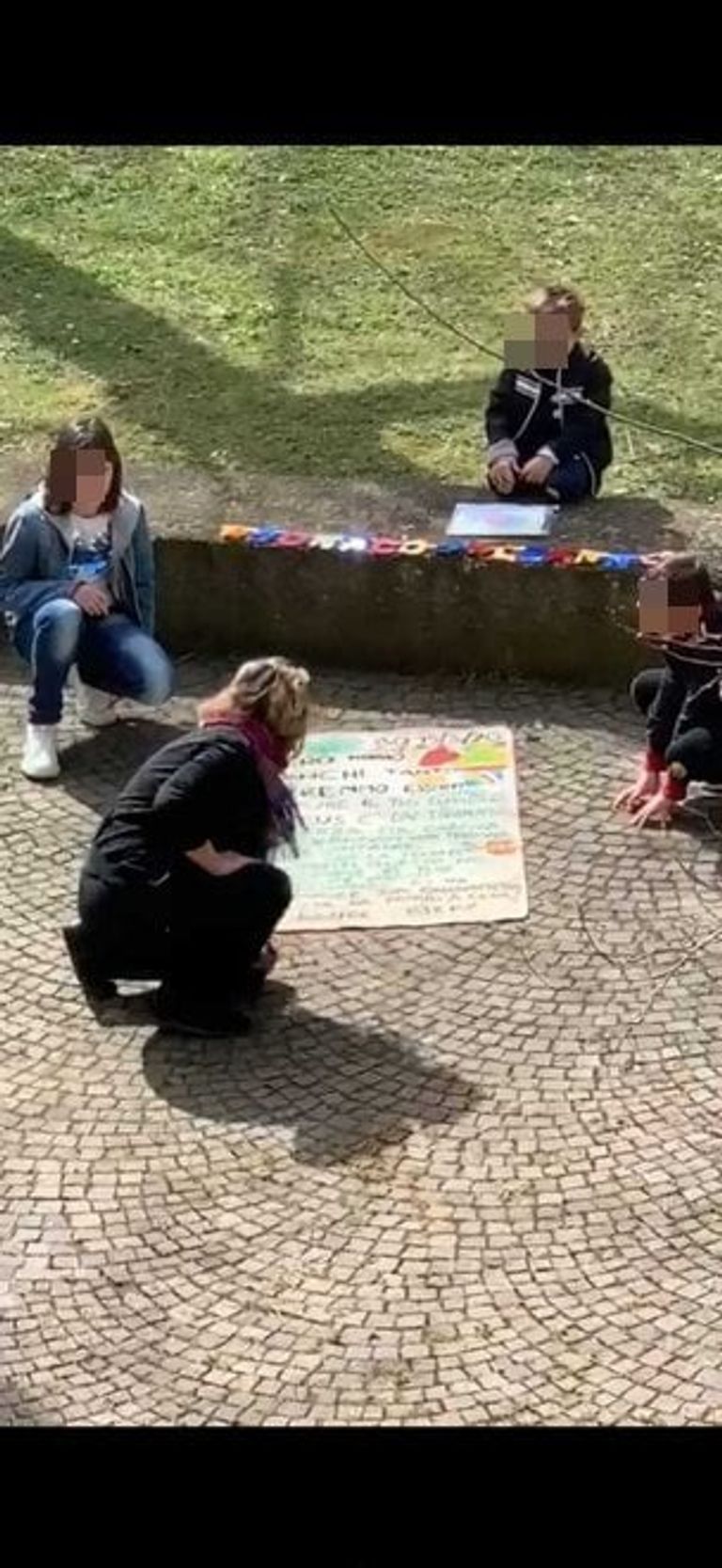 الأحفاد تحت شرفة جدهم للاحتفال بعيد ميلاده