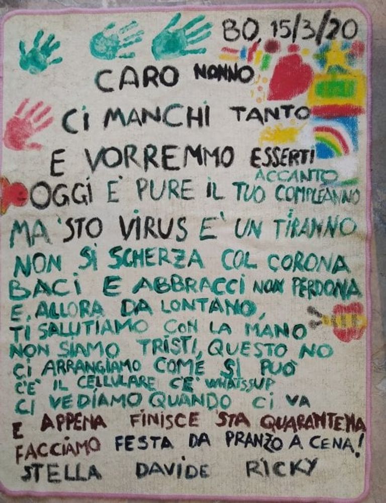 الأحفاد تحت شرفة جدهم للاحتفال بعيد ميلاده