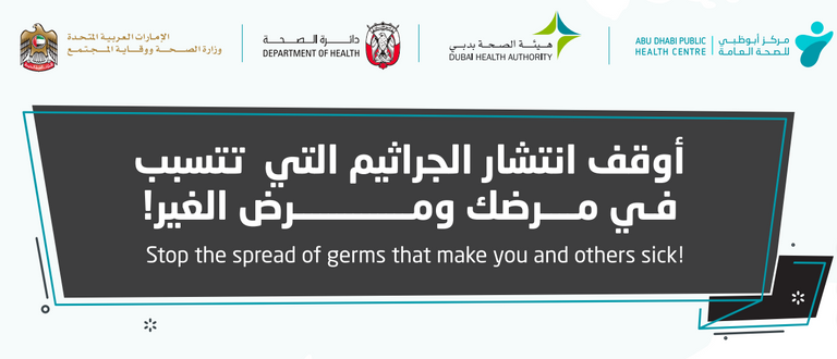 سيدة تحمل طفلها ويضعان الكمامة للوقاية من كورونا