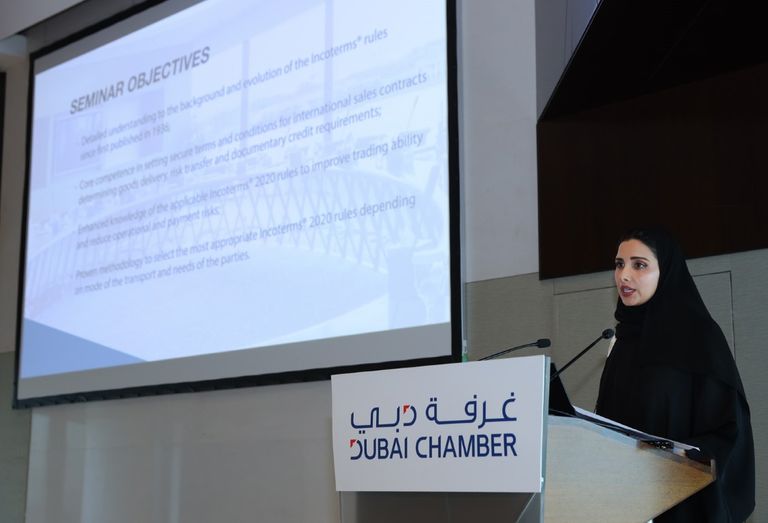 جهاد كاظم مدير إدارة الخدمات القانونية في غرفة تجارة وصناعة دبي فنسنت أوبريان أحد خبراء غرفة التجارة الدولية