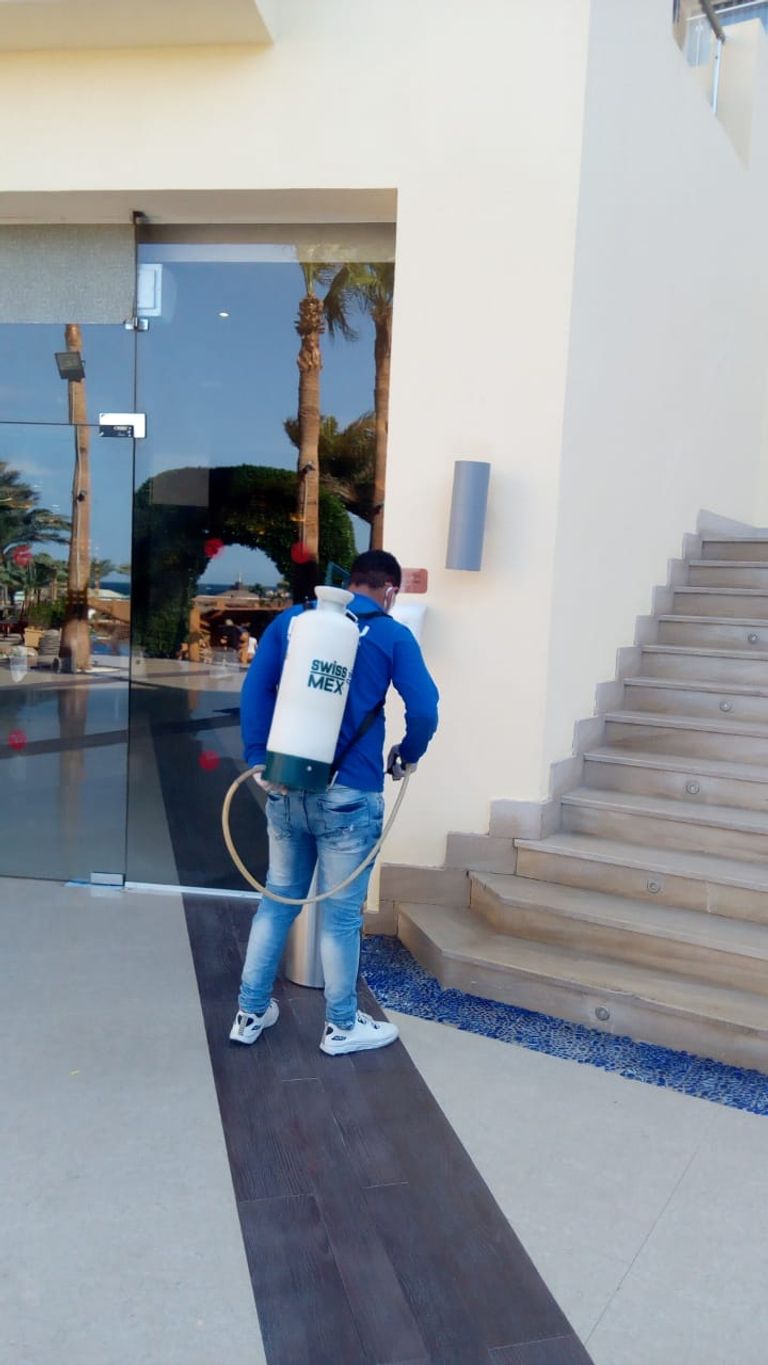 عملية تعقيم الفنادق بمدينة الغردقة