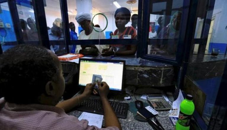 متعاملون داخل أحد مكاتب الصرافة في السودان