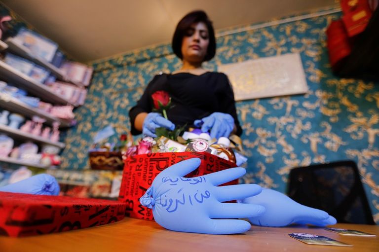 مطهرات وكمامات إلى جانب الورود في سلة الهدايا المبتكرة