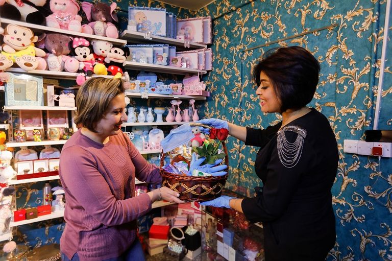 مطهرات وكمامات إلى جانب الورود في سلة الهدايا المبتكرة