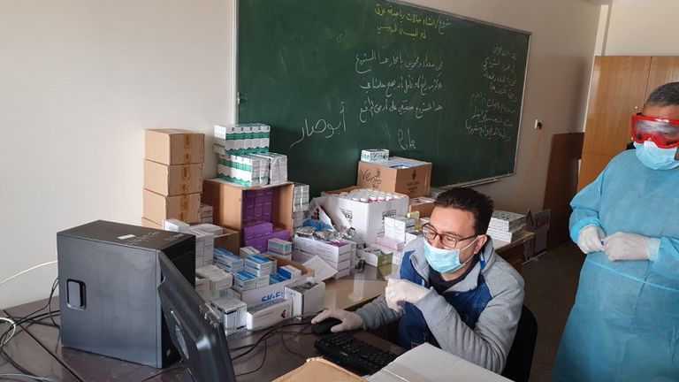 أطباء يرتدون أقنعة وجه في فناء إحدى مدارس غزة