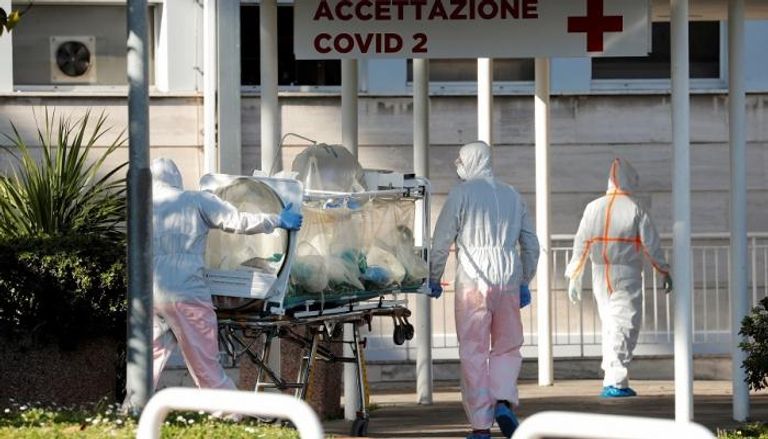 نقل أحد المصابين بفيروس كورونا في إيطاليا