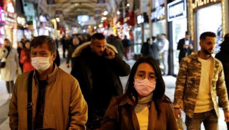 أتراك يضعون كمامات في إسطنبول - رويترز