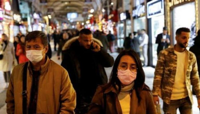 أتراك يضعون كمامات في إسطنبول- رويترز