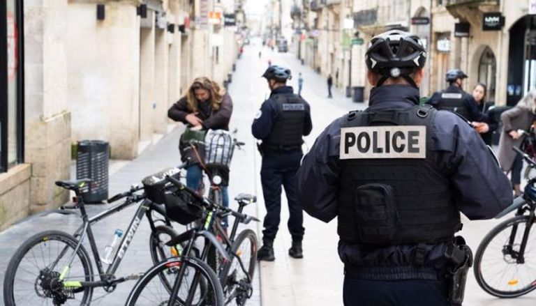 الشرطة الفرنسية تتفقد تصاريح الخروج من المنزل
