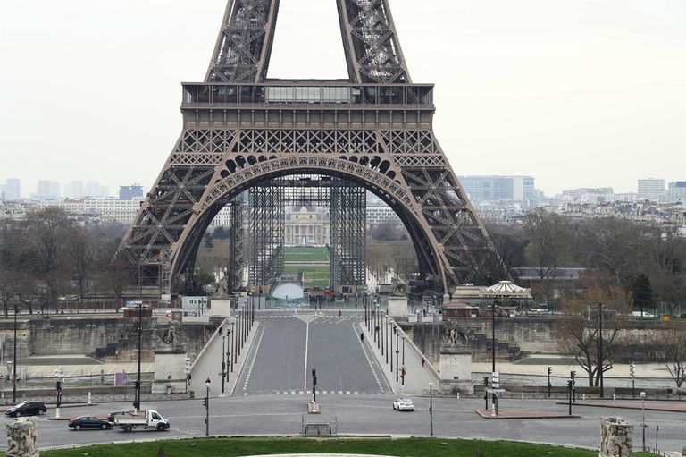 الشرطة الفرنسية تتفقد تصاريح الخروج من المنزل