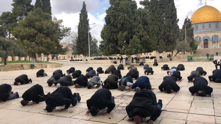 المصلون بالمسجد الأقصى حرصوا على ترك مسافة بينهم خشية كورونا