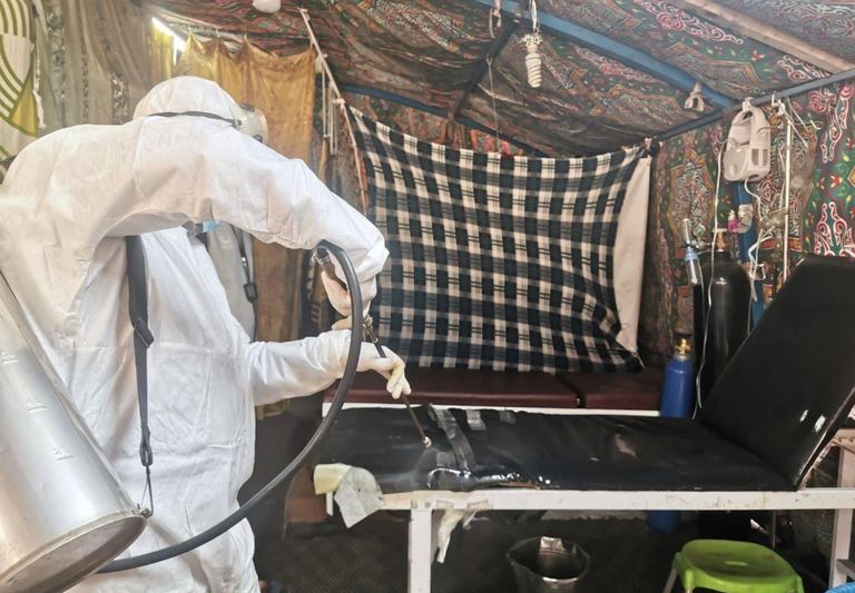 معتصمون عراقيون أمام أحد الخيام