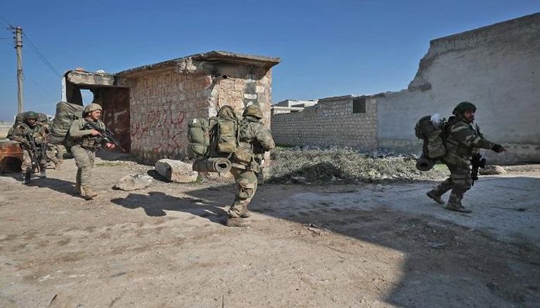 جنود أتراك ينتشرون في إحدى القرى بالقرب من إدلب - أ.ف.ب