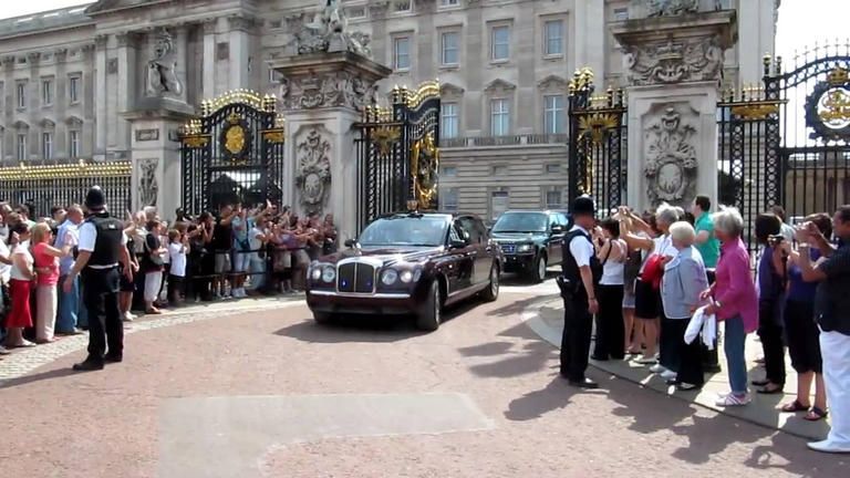 الملكة إليزابيث تغادر لندن إلى قصر ويندسور