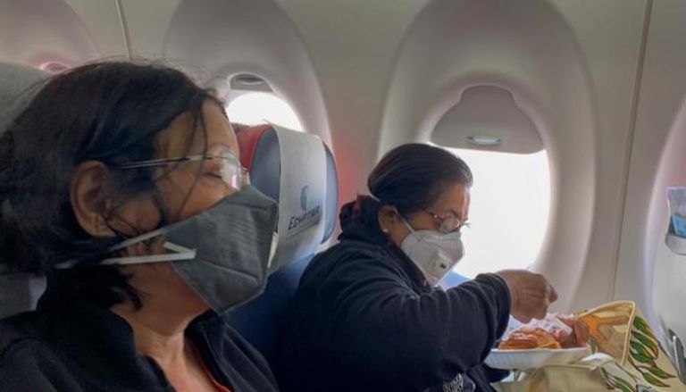 مسافرون على طائرة تتبع مصر للطيران - رويترز